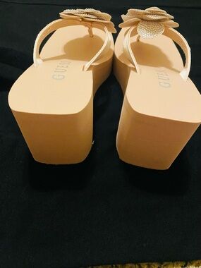 GUESS Blush Pink Platform Flip Flop Sandals with Floral  very soft